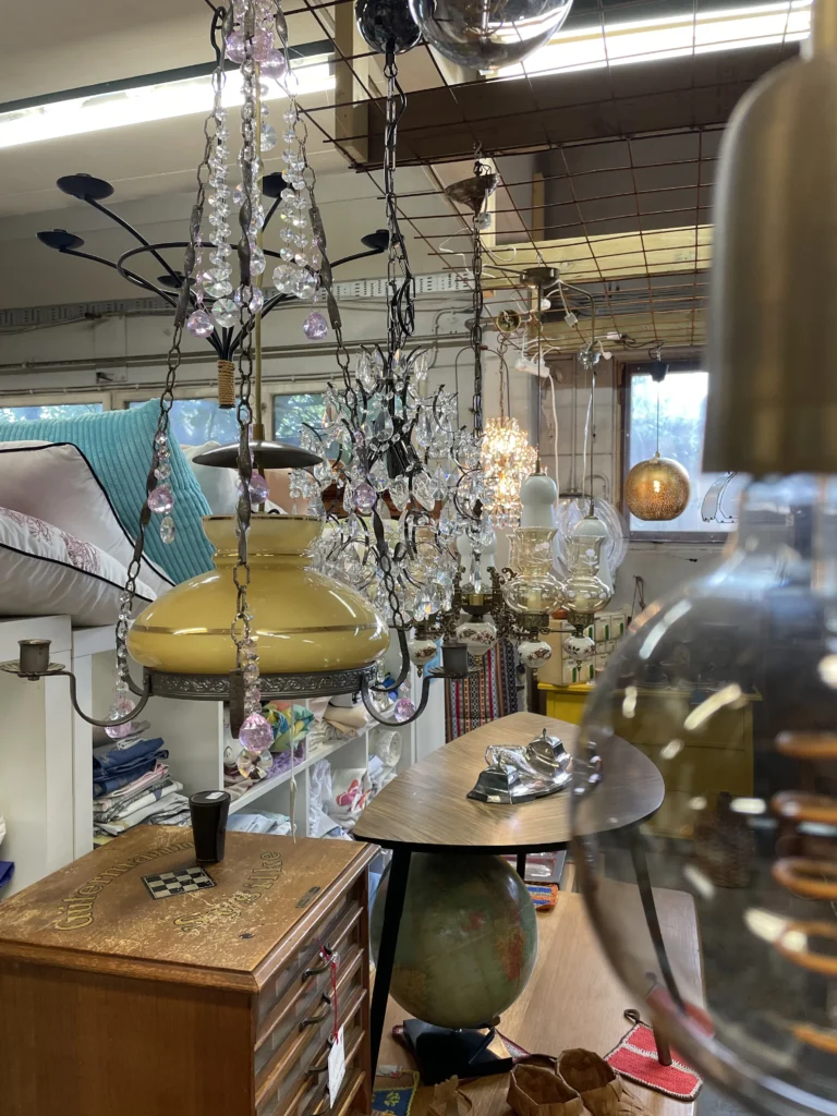 Hängande lampor i second hand-butiken