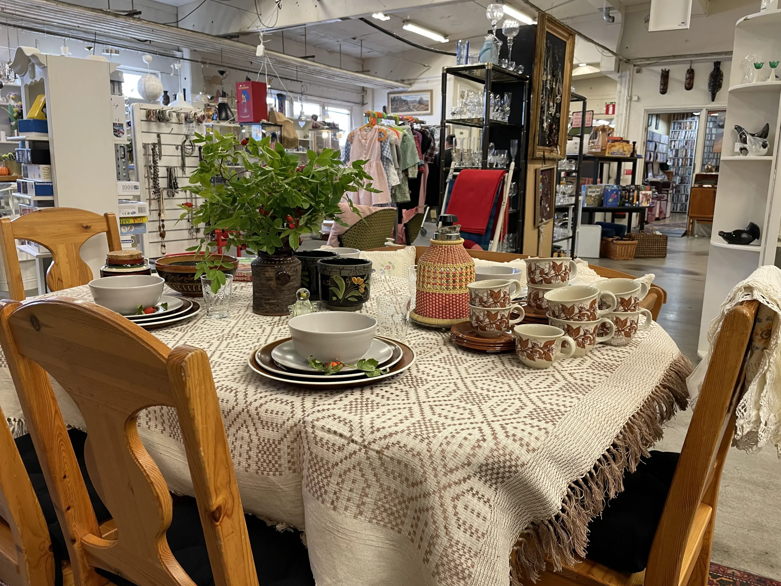 Dukat bord med porslin i butiken