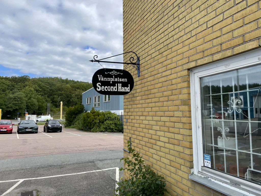 Vännplatsens skylt på butikens fasad