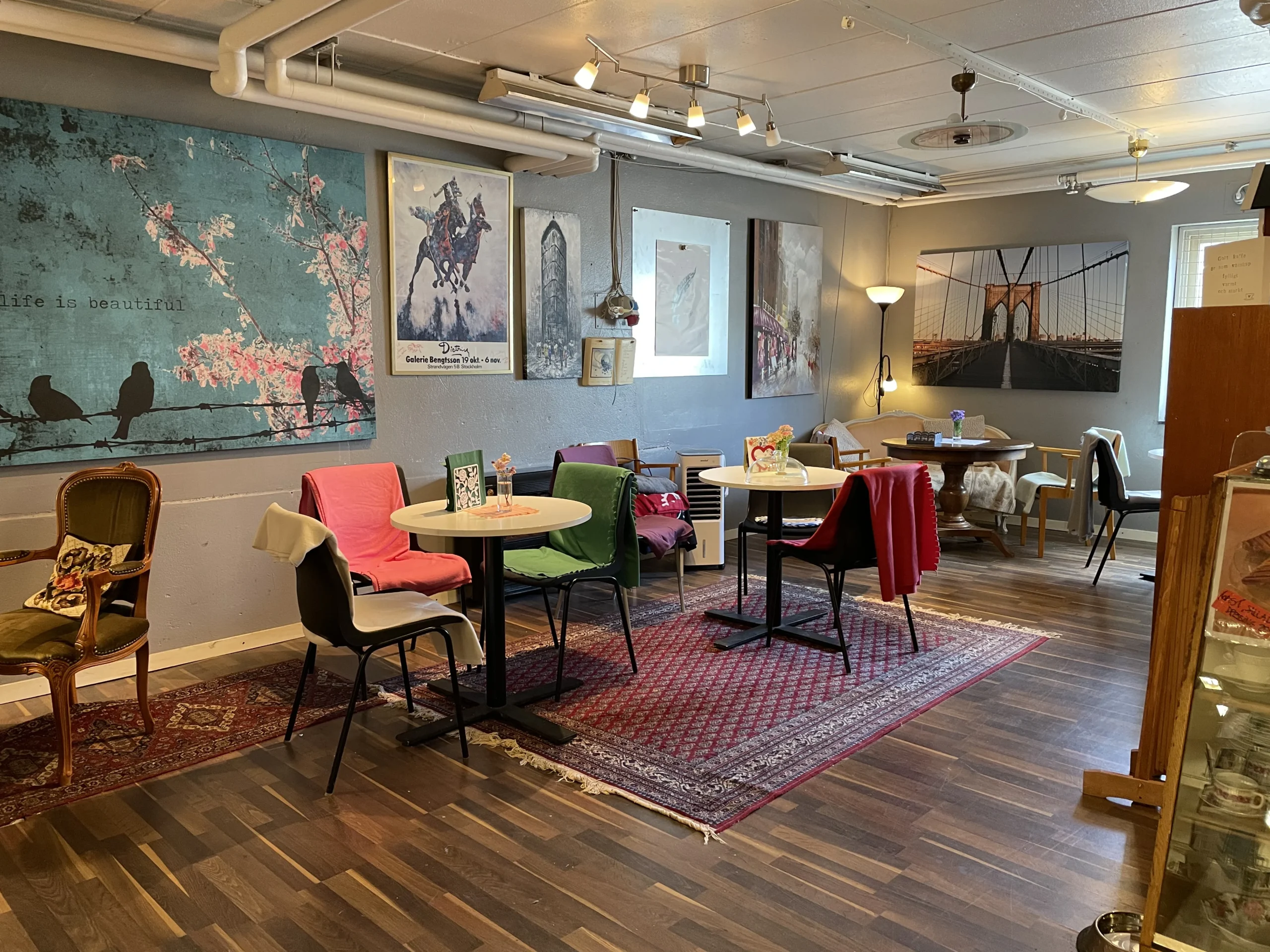 Sittplatser i Vännplatsens kafé