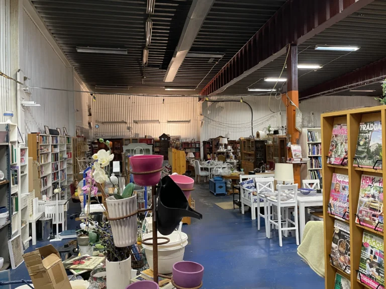 Översikt över Vännplatsens second hand-butik