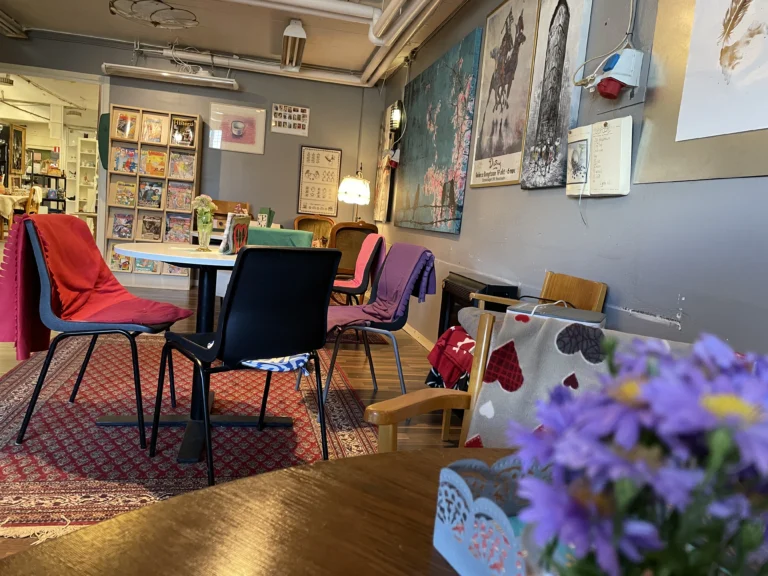 Sittplatser i butikens kafé